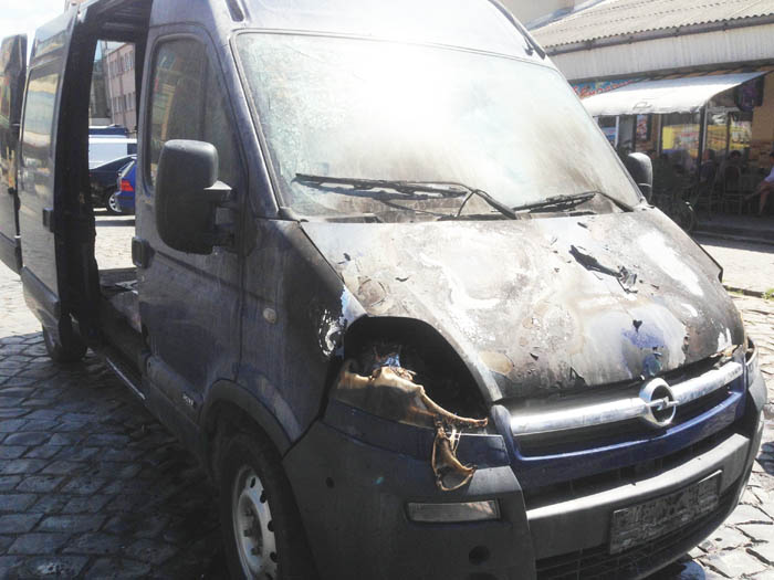 Мікроавтобус, що в русі спалахнув в Ужгороді, спочатку самотужки гасили водій із пасажиром та інші водії (РОЗШИРЕНО) (ФОТО)
