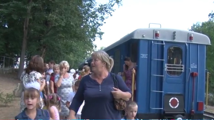 В Ужгороді триває "безкоштовний" ажіотаж на відновленій дитячі залізниці (ВІДЕО)
