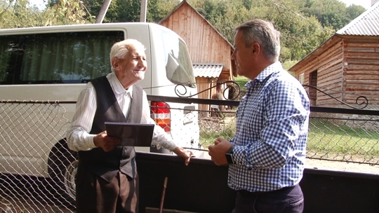 До 102-го дня народження довгожителю Михайлові Лабачу на Воловеччині подарували холодильник (ФОТО)