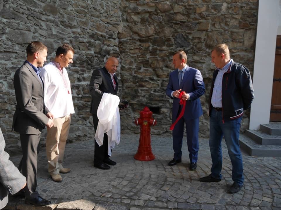 До Дня міста Ужгороду подарували "польський" наземний гідрант (ФОТО)