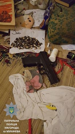 В Ужгороді у сина, через агресію якого батько викликав поліцію, знайшли використані шприци, залишки наркотиків і пістолет (ФОТО)