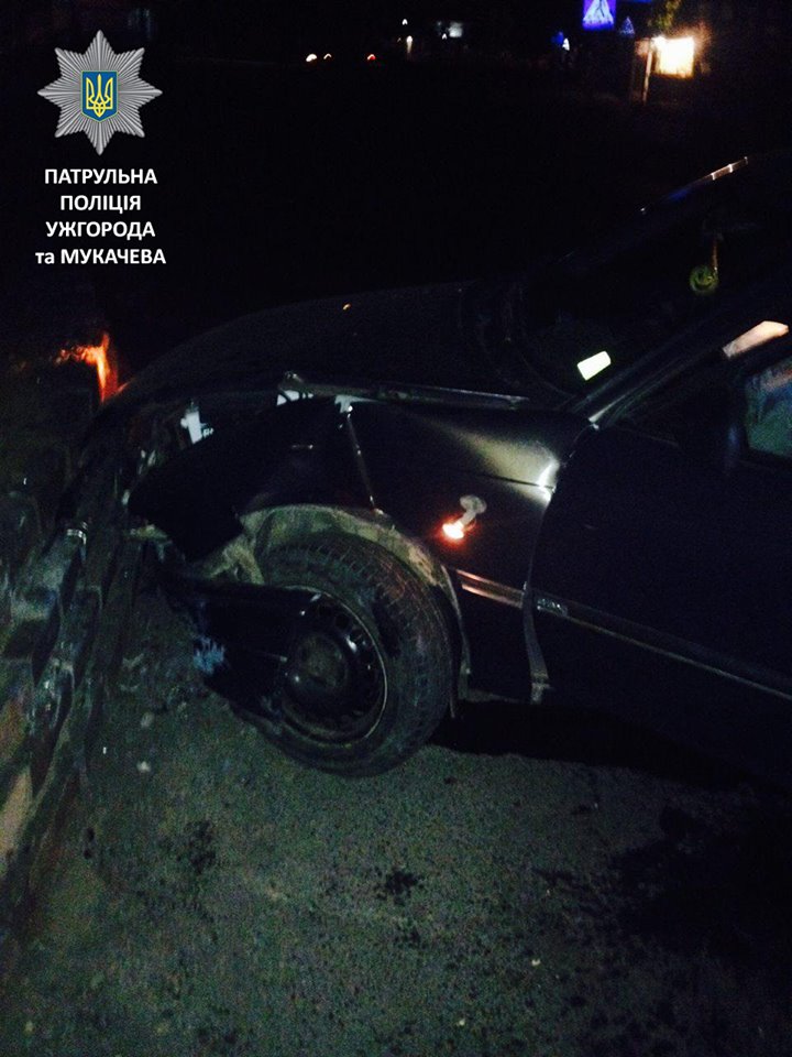 Уночі в Ужгороді нетверезий водій спричинив ДТП, наїхавши на бордюр на перехресті (ФОТО)
