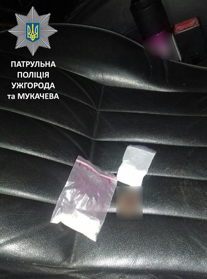В Ужгороді в авто з двома молодиками знайшли 2 пакетики з наркопорошком та марихуану (ФОТО)