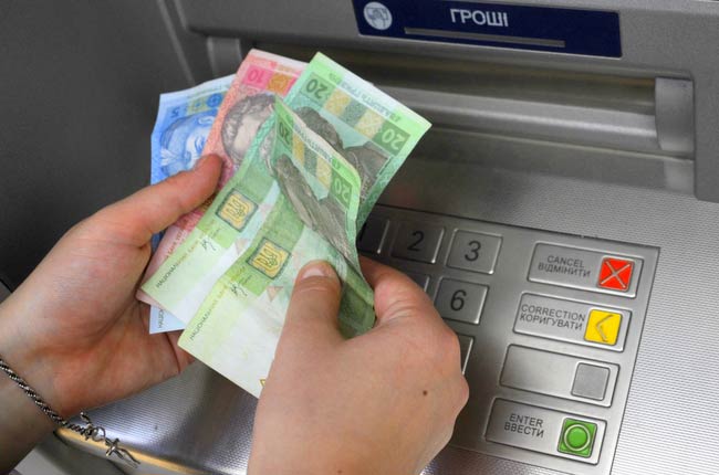 В Ужгороді затримали молодика, котрий, укравши банківську картку, зняв із неї 20 тис грн
