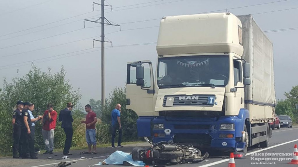 Водій вантажівки, з якою смертельно зіткнулася поблизу Ужгорода жінка-мотоцикліст, був тверезм (ОФІЦІЙНО)