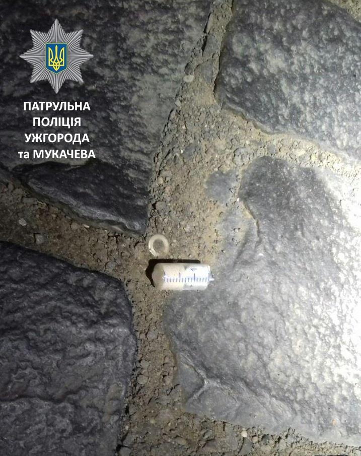 У Мукачеві в зупиненому за порушення ПДР авто у знервованого водія знайшли обрізаний шприц із наркотиками (ФОТО)