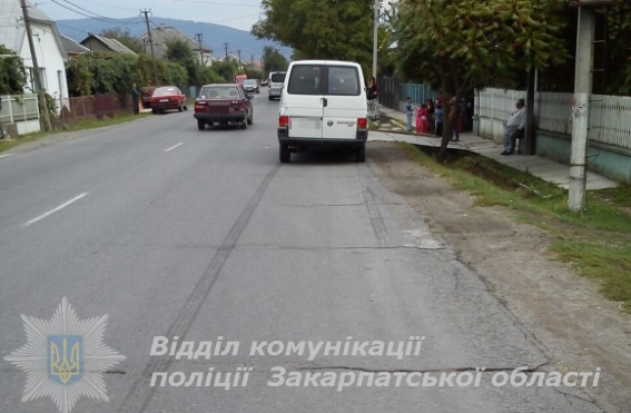 На Виноградівщині мікроавтобус наїхав на 11-річного хлопчика, що несподівано вибіг на дорогу (ФОТО)