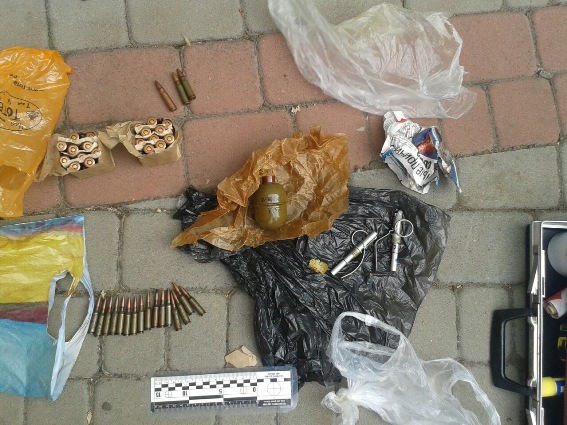 У Мукачеві у жінки вилучили 2 гранати та 79 набоїв, які та мала намір продати (ФОТО)