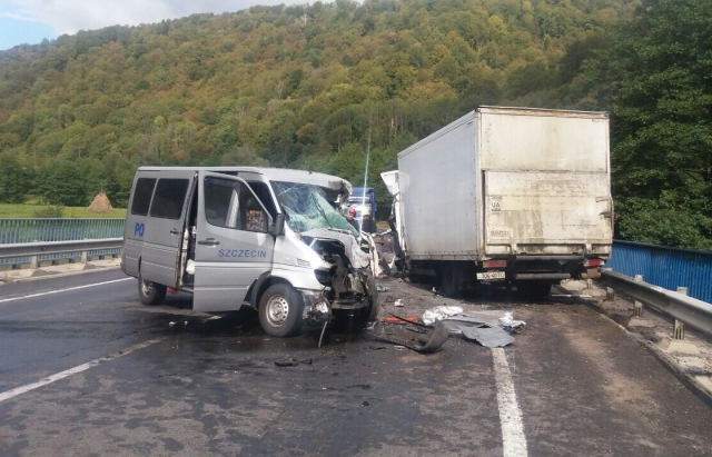 У зіткненні мікроавтобуса з вантажівкою на Воловеччині постраждало 4 людей (ФОТО)