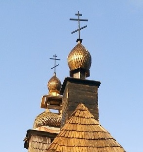 Після "реставрації Москаля" на унікальній дерев'яній церкві в Буківцьові з'явилися московські "цибульки" (ФОТО)