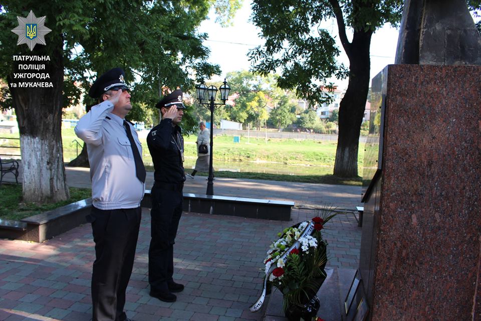 В Ужгороді працівники поліції вшанували пам'ять загиблих у Дніпрі колег (ФОТО)
