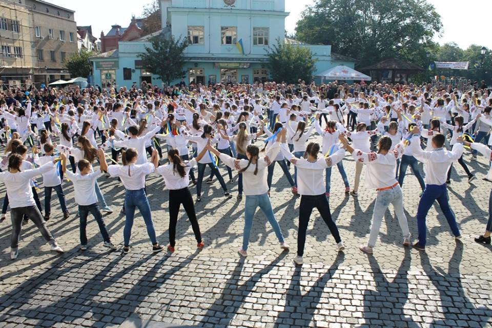 Ужгород продовжує святкувати День народження: з патріотичним дитячим флешмобом, концертом та Most Сity Fest-ом (ФОТО)