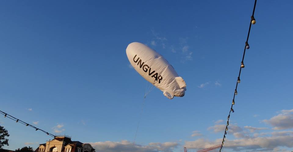 Над концертною локацією в Ужгороді підняли повітряну кулю з надписом Ungvar (ФОТО)