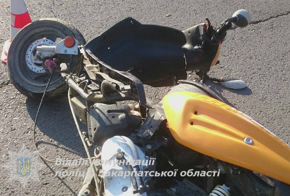 Добираючись на навчання, в Ужгороді двоє школярів на скутері лоб у лоб зіткнулися з "Опелем" (ФОТО)