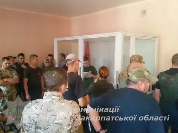 Правоохоронці зареєстрували заяви та з'ясовують обставини сутичок у Мукачівському міськрайонному суді (ФОТО)