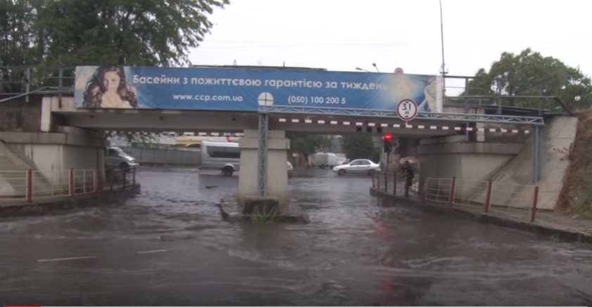 Проїзд під залізничним мостом на Гагаріна в Ужгороді традиційно "затопила" злива (ВІДЕО)