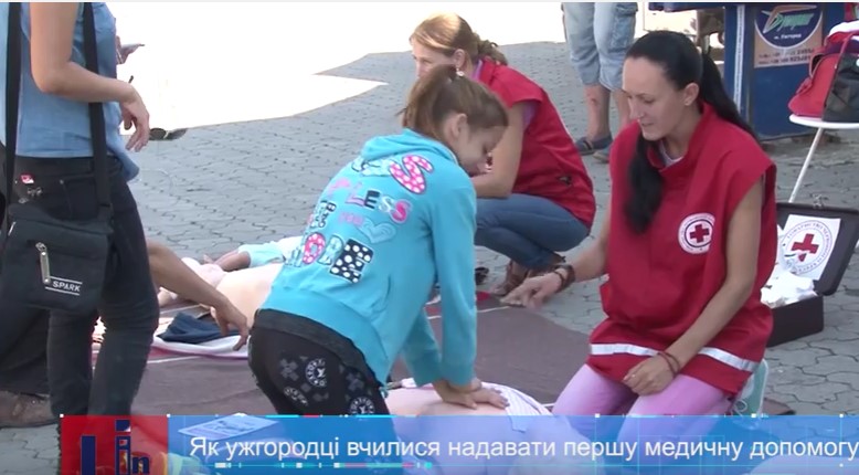 У центрі Ужгорода на ляльках-муляжах вчилися надавати першу невідкладну допомогу (ВІДЕО)