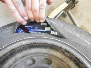 На Закарпатті на кордоні у румунського водія в запасці знайшли 170 пачок сигарет (ФОТО)