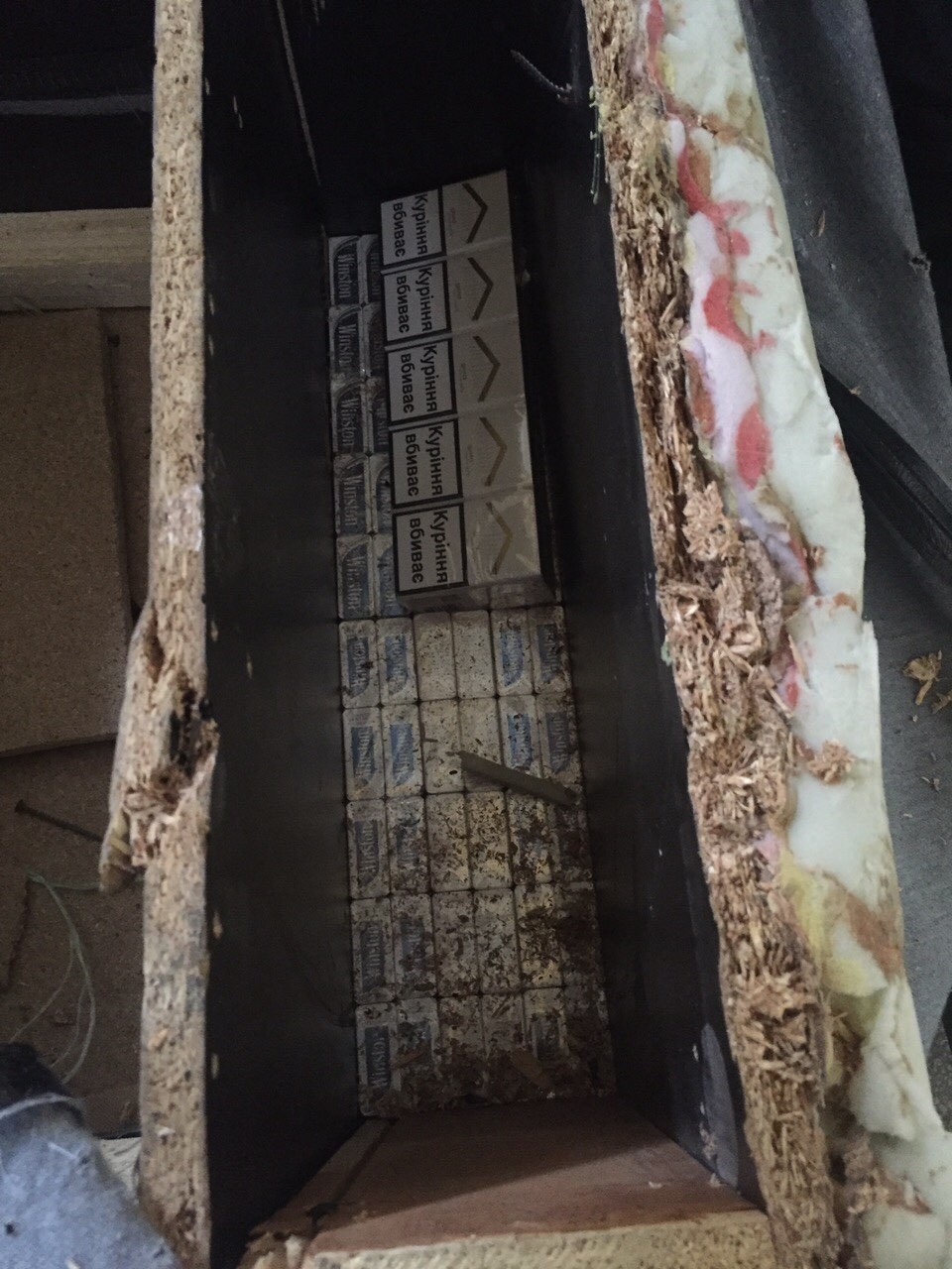 Буковинець намагався провезти нашпигований контрабандними сигаретами диван через митницю на Закарпатті (ФОТО)