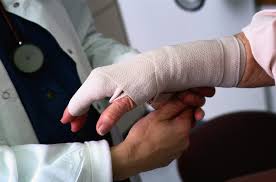 На пожежах у Мукачеві чоловік отримав опіки рук, ніг, шиї та обличчя, а на Тячівщині господар обпік руку