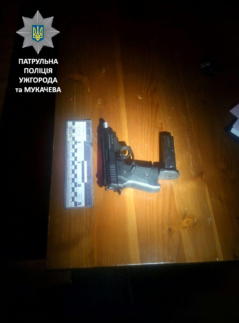 На набережній Незалежності в Ужгороді мешканець району погрожував офіціантці в кафе пістолетом