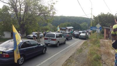 Власники автівок з іноземною реєстрацією блокують пункт пропуску "Ужгород"