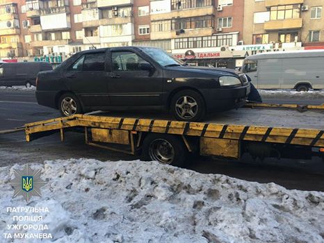 В Ужгороді патрульні виявили та евакуювали автівку, що перебувала у розшуку (ФОТО)