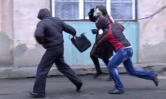Трійко юних грабіжників пограбували на вулиці в Ужгороді 77-річну жінку