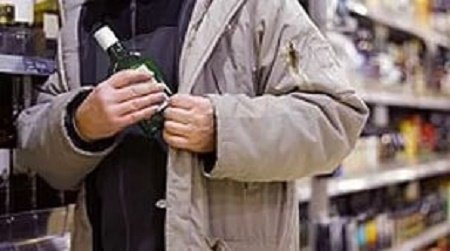 В Ужгороді розшукали чоловіка, котрий двічі виніс алкоголь із магазину поза касою