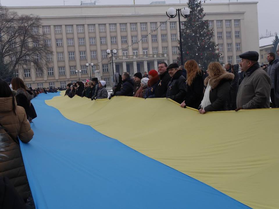 День Соборності України в Ужгороді відзначили 100-метровим прапором і відкриттям дошки Грушевському (ФОТО)