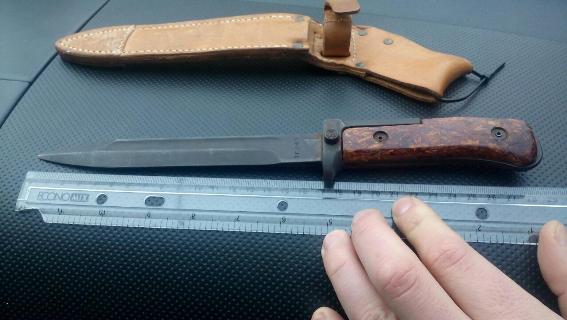 В автомобілі із правоохоронцем в Берегові знайшли військовий штик-ніж і телескопічний кийок (ФОТО)