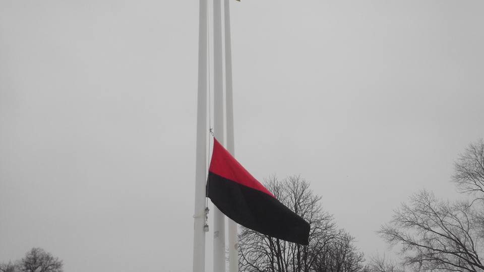 В Ужгороді на флагштоці перед Закарпатською ОДА вивісили червоно-чорний прапор (ФОТО, ВІДЕО)
