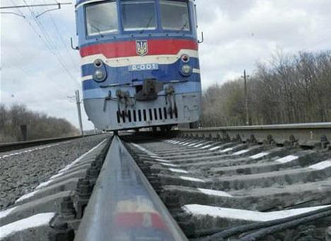 У Мукачеві, йдучи через залізничну колію, під потягом загинув чоловік