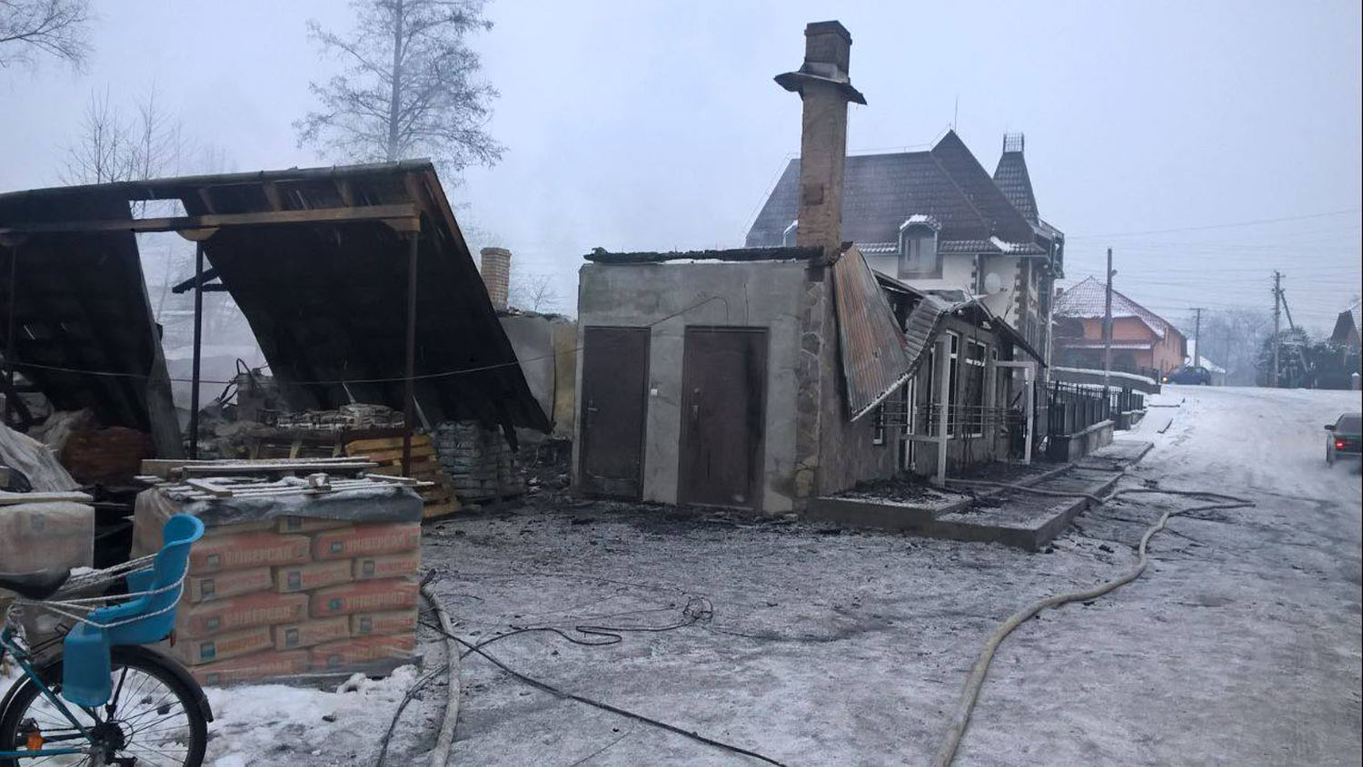 На Рахівщині в пожежі згоріли магазин будматеріалів і склад із майном (ФОТО)