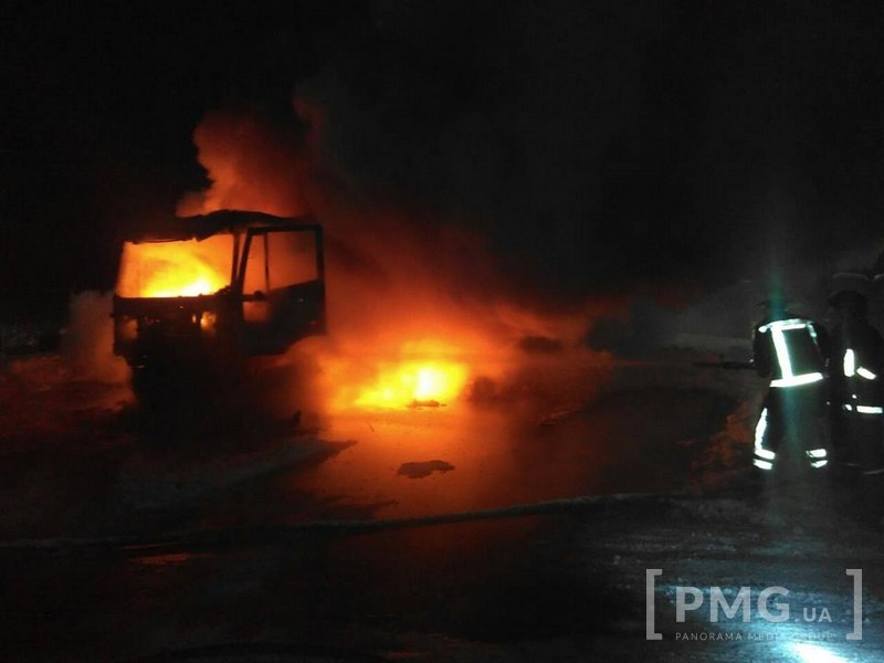 На Закарпатті, на трасі "Київ-Чоп" згоріла російська вантажівка (ФОТО)