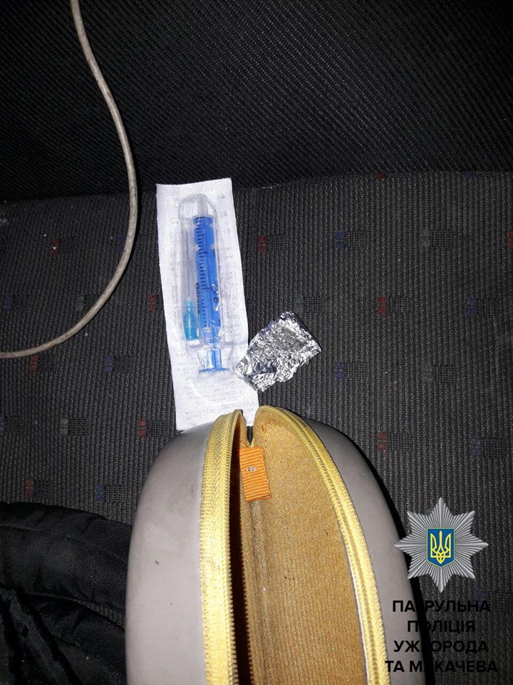 У Мукачеві у водія з ознаками наркотичного сп'яніння знайшли згортки з метамфетаміном (ФОТО)