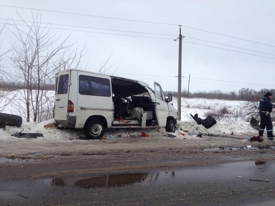 У "смертельному" зіткненні двох мікроавтобусів "Mercedes" на Тячівщині загинуло двоє людей – офіційно (РОЗШИРЕНО)