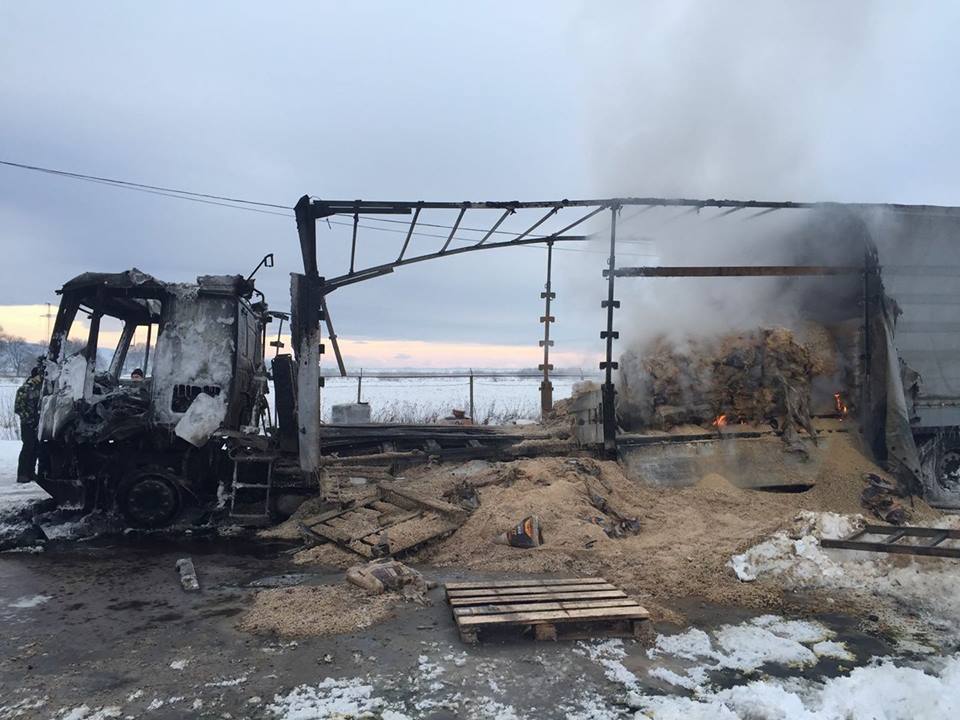 Російська вантажівка на Закарпатті згоріла через замкнення електропроводки (ФОТО)