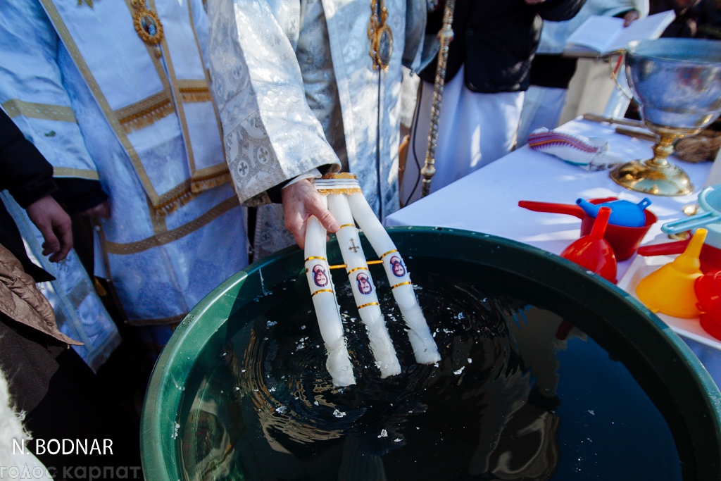 В Ужгороді святили воду й очищалися у водах Ужа (ФОТО, ВІДЕО)