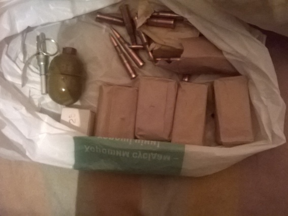 У Мукачеві під час обшуку в будинку раніше судимого за наркотики пенсіонера вилучили гранату, патрони та вибухівку (ФОТО)