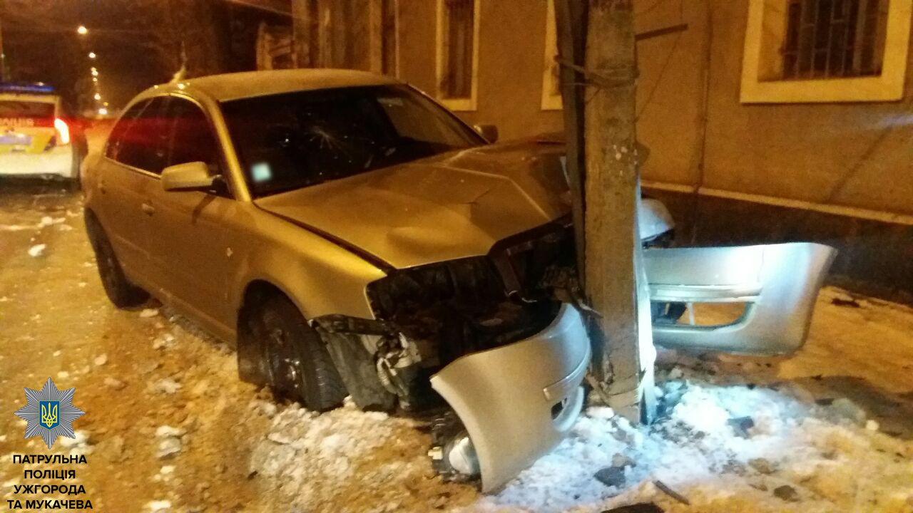 В Ужгороді на вулиці виявили покинуту й пошкоджену "Шкоду", що в'їхала в електроопору. Водійка зголосилася самостійно згодом (ФОТО)