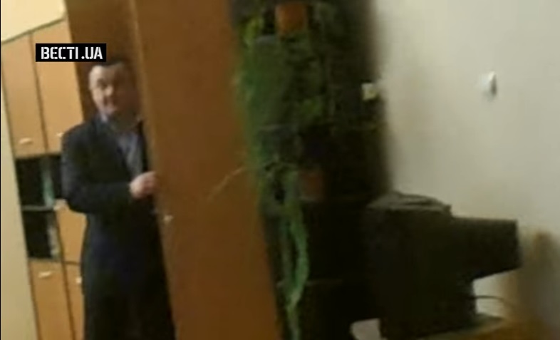 Активісти знайшли очільника Свалявського райвідділку поліції у шафі його кабінету (ВІДЕО)