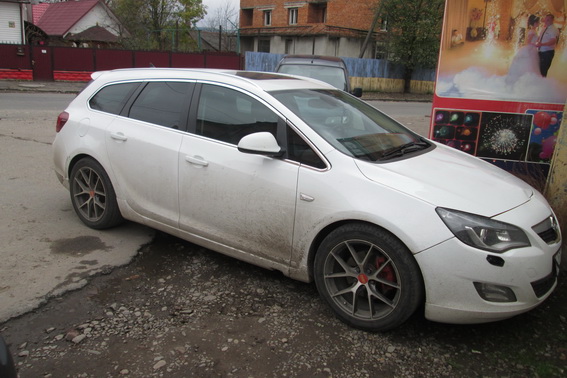 У Тересві Opel збив жінку, що несподівано вибігла на дорогу (ФОТО)