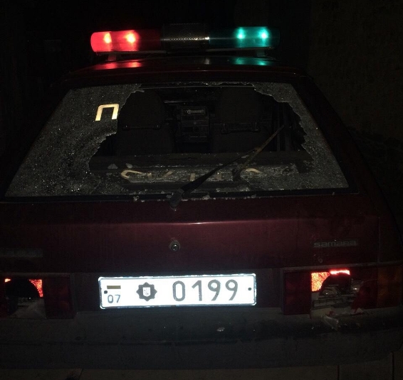 На Ужгородщині затримали подружжя, яке побило палицями авто поліцейських (ФОТО)