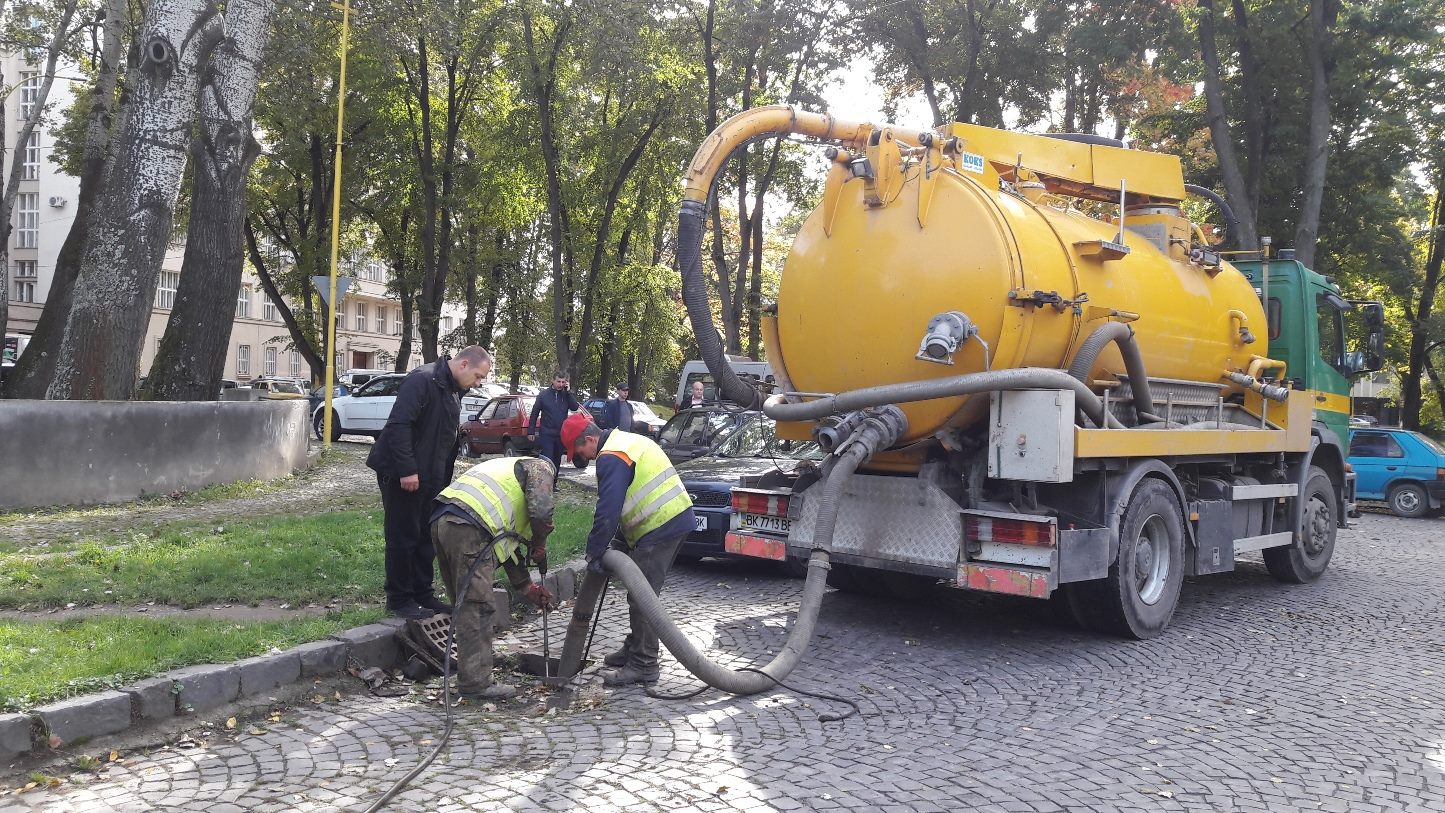 В Ужгороді зливні каналізаційні мережі чистить київська компанія 