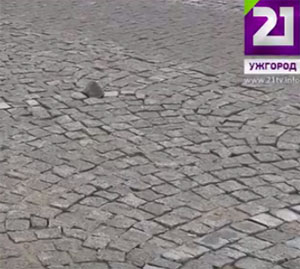 "Скандальну" бруківку з площі Поштової в Ужгороді демонтують (ВІДЕО)