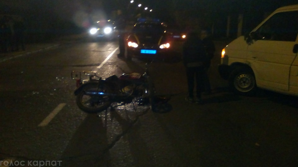 У Виноградові після зіткнення з мікроавтобусом мотоцикліст втік з місця ДТП (ФОТО)
