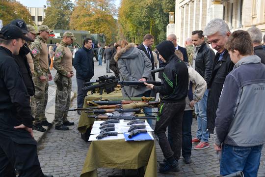 У центрі Ужгорода проходить виставка озброєння (ФОТО)