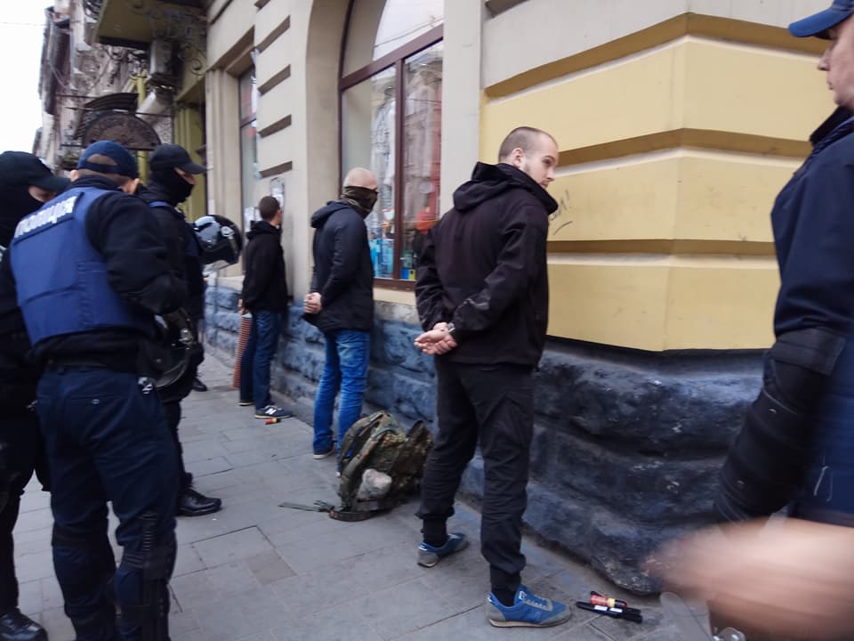 У Львові при спробі праворадикалів конфліктувати з ліворадикальним "Автономним опором" затримали також закарпатців (ФОТО)