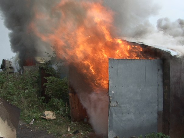 На Мукачівщині внаслідок пожежі в гаражі згорів Audi 80 